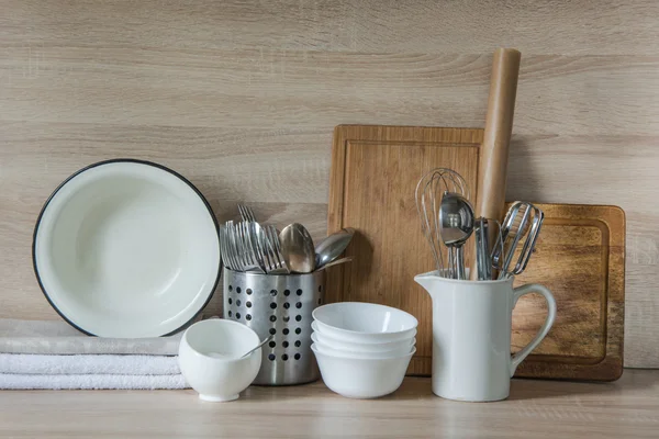 Посуд, посуд, посуд та інші різні речі на дерев'яній стільниці. Кухонне натюрморт як фон для дизайну. Зображення з простором копіювання . — стокове фото
