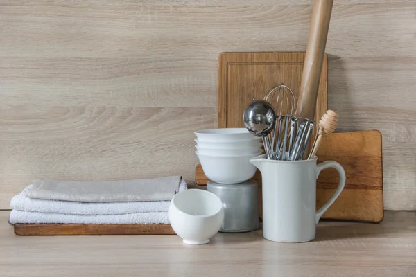 Посуд, посуд, посуд та інші різні речі на дерев'яній стільниці. Кухонне натюрморт як фон для дизайну. Зображення з простором копіювання . — стокове фото