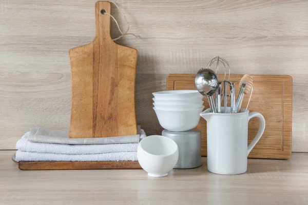 陶器、 餐具、 用具和其他不同的东西，木桌上。厨房静物为背景设计。图像与副本空间. — 图库照片