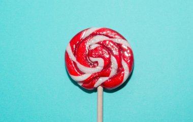 Lolipop şeker mavi zemin üzerine. Komik kavramı. Kopya alanı ile görüntü.