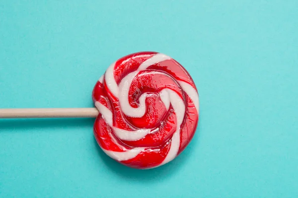 Lollipops doces no fundo azul. Conceito engraçado. Imagem com espaço de cópia . — Fotografia de Stock
