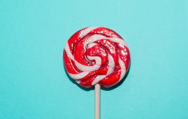 Lollipops doces no fundo azul. Conceito engraçado. Imagem com espaço de cópia . — Fotografia de Stock