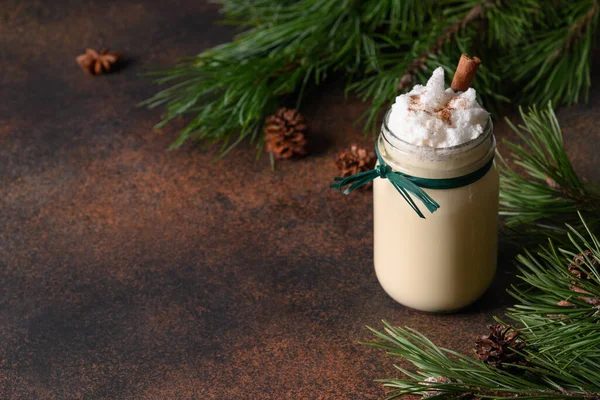 Weihnachten Eierlikör Einmachglas Mit Zimt Geschmücktem Tannenbaum Auf Braunem Hintergrund — Stockfoto