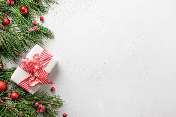 Borde Navideño Con Regalo Rojo Ramas Siempreverdes Sobre Fondo Blanco — Foto de Stock