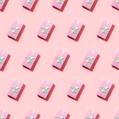 Pembe üzerinde gölgesi olan birçok pembe hediye kutusunun kusursuz deseni..