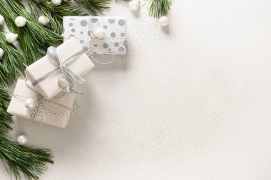 Noel beyaz hediyeleri ve her zaman yeşil dallar beyaz arka planda fotokopi alanı ile. Doktorlar için Xmas tebrik kartı. Üst Manzara. Düzleştirme biçimi.