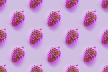 Kusursuz bir Noel parlak cam konisi deseni, neon mor ışık arka planında. Yaratıcı Xmas tebrik kartı.