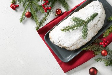 Noel süsleri, beyaz arka planda kırmızı holoiday dekoru. Yukarıdan bak. Boşluğu kopyala.