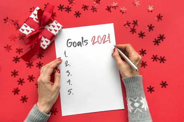 Mujer Escribe Metas Para Nuevo 2021 Año Lista Verificación Planes —  Fotos de Stock