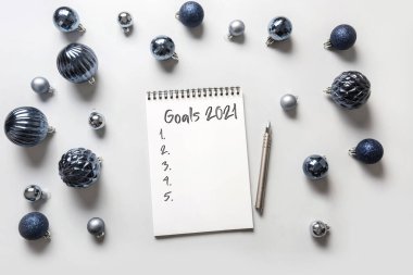 Noel dilek listesi, kontrol listesi, 2021 yılbaşı aktiviteleri, gri üzerine mavi süsleme. Yukarıdan bak. Boşluğu kopyala.