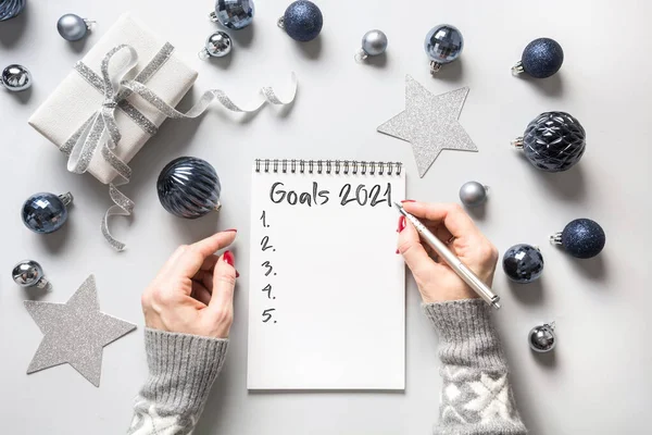 Mujer Escribe Metas Para Nuevo 2021 Año Lista Verificación Planes —  Fotos de Stock