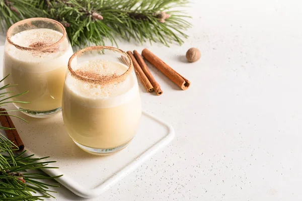 Juläggtoddy Med Kanel Och Muskot Vit Bakgrund Kopiera Utrymme — Stockfoto