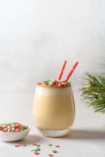 Weihnachten Festlichen Eierlikör Mit Streusel Bunte Feiertagssterne Auf Weiß Aus — Stockfoto