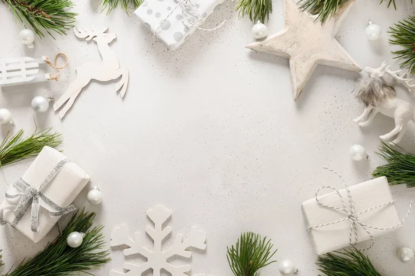 Beyaz Kızaklı Noel Sınırı Yıldız Top Kar Taneleri Dekorasyon Ortasında — Stok fotoğraf