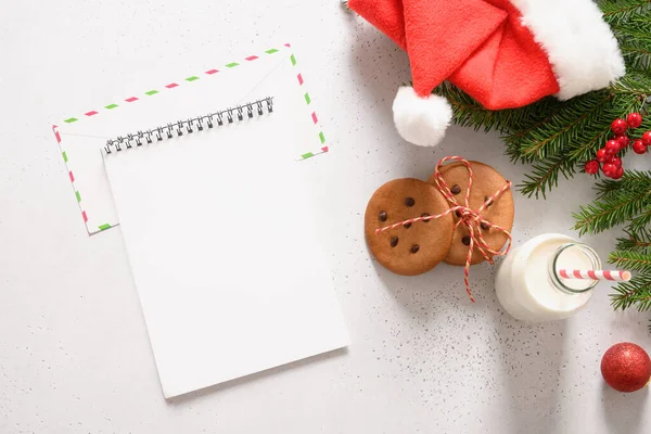 Melk Voor Kerstman Zelfgemaakte Peperkoek Koekjes Witte Achtergrond Zicht Van — Stockfoto