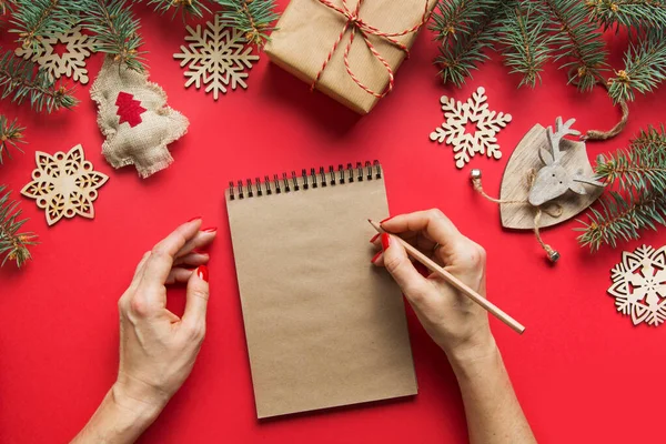 Mujer Escribiendo Deseos Navidad Cuaderno Dibujo Artesanal Cuaderno Sobre Fondo —  Fotos de Stock