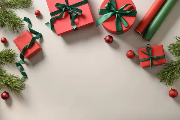 Marco Navidad Con Regalos Bolas Rojas Rollos Papel Gris Preparación — Foto de Stock