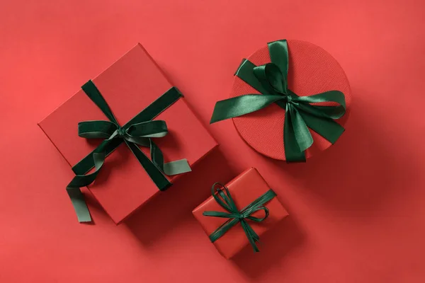 Tres Regalos Navidad Envueltos Papel Rojo Cinta Decorativa Cuerda Verde — Foto de Stock