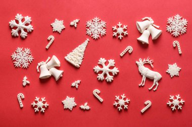 Noel desenli beyaz Noel süslemesi kırmızıda. Xmas soyut geçmişi. Xmas tebrik kartı.