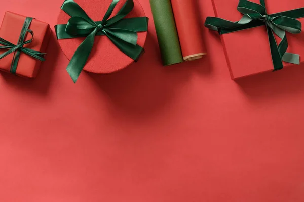 赤いギフト付きのクリスマスフレーム コピースペース付きの紙ロール — ストック写真