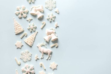 Noel desenli beyaz Noel süslemesi mavi üzerine. Xmas soyut geçmişi. Xmas tebrik kartı.