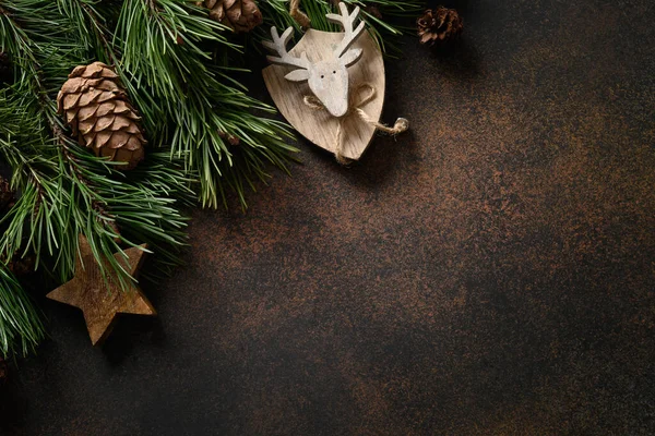 Kerst Feestelijke Compositie Met Houten Decoraties Groenblijvende Takken Bruine Achtergrond — Stockfoto