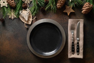 Tabak ve kahverengi masa üzerine ahşap boyanmış Noel sofrası. Üst manzara, düz uzanma.