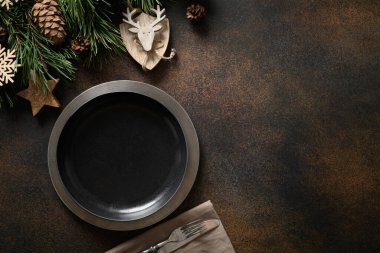 Tabak ve kahverengi masa üzerine ahşap boyanmış Noel sofrası. Üst manzara, düz yatış. Boşluğu kopyala.