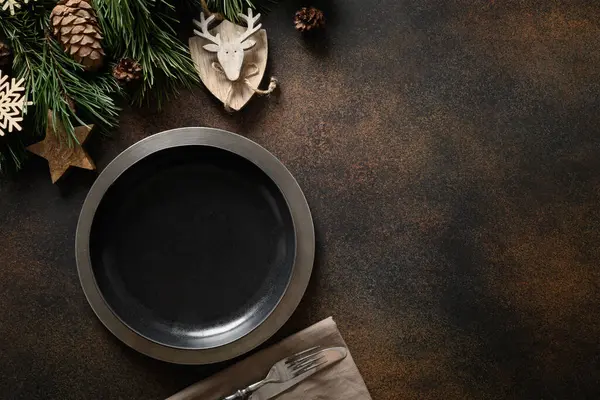 Tabak ve kahverengi masa üzerine ahşap boyanmış Noel sofrası. Üst manzara, düz yatış. Boşluğu kopyala.