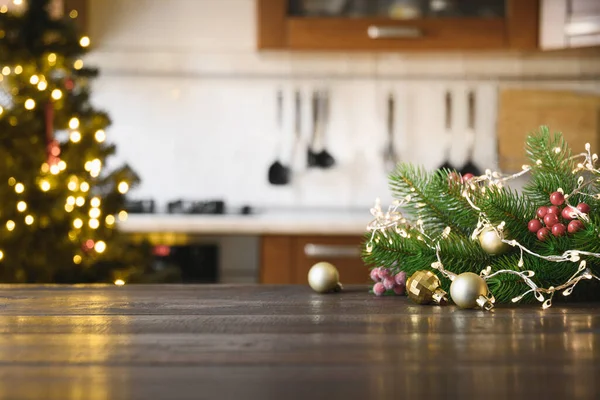 Ahşap masa üstü ve modern mutfağın Noel süslemesi..