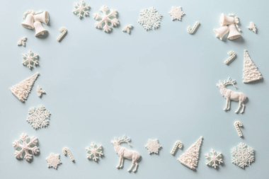 Mavi üzerine beyaz bayram desenli Noel süslemesi. Noel tatili geçmişi. Xmas tebrik kartı.