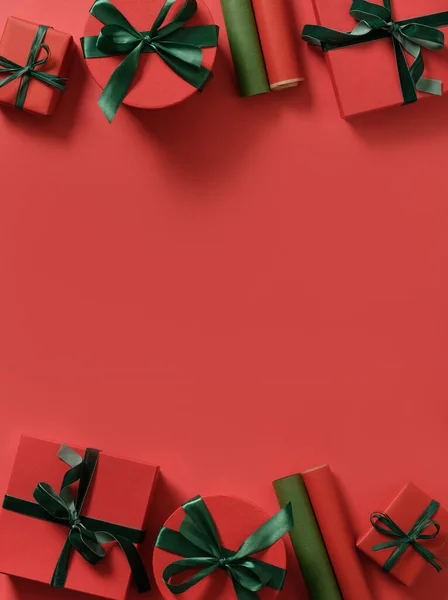 クリスマスの赤いギフト 赤にプレゼントを包むための紙ロール コピースペース付き垂直フレーム — ストック写真