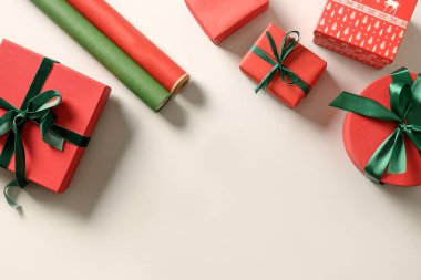 Süslü kırmızı ve yeşil hediyeli Noel çerçevesi. Noel tatili. Üst Manzara. Metin için boşluk.