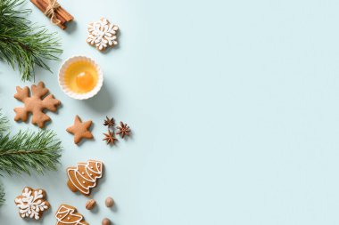 İçinde kurabiyeler ve mavi malzemeler olan Noel çerçevesi. Boşluğu kopyala