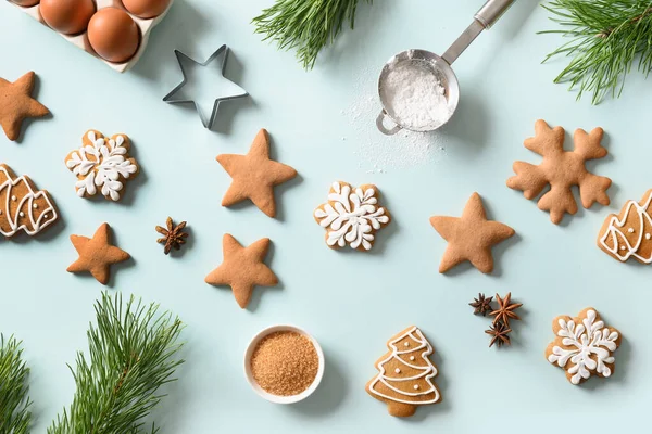 Galletas Jengibre Navidad Sobre Fondo Azul Comida Tradicional Vacaciones Estilo —  Fotos de Stock