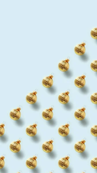 青い上に金色のボールのクリスマスパターン コピースペースのあるXmas抽象背景 スマートフォン用縦型 — ストック写真