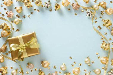 Altın hediyeler ve mavi toplar. Üst Manzara. Dilekler için Xmas sınırı. Tatil tebrik kartı..