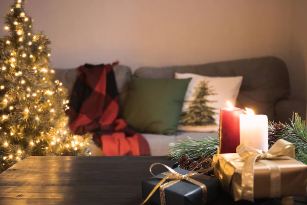 Mysig Heminredning Vardagsrum Med Julgran Soffa Träbord Och Ljus Julsemester — Stockfoto