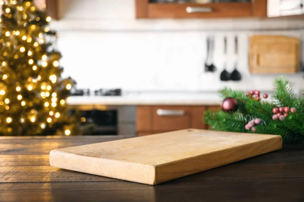 Prázdná Řezací Deska Dřevěném Stole Rozmazanou Vánoční Kuchyní Zdobené Vánoční — Stock fotografie