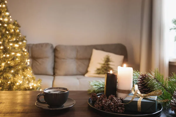 Gemütliches Interieur Mit Weihnachtsbaum Und Warmer Tasse Kaffee Auf Holztischplatte — Stockfoto