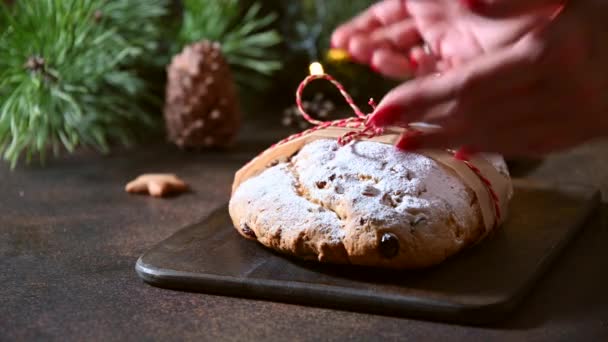 Femme servant du thé épicé de vacances gonflé et chaud sur la table de Noël. Gros plan. — Video