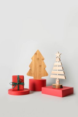 Noel kırmızısı hediye ve dekoratif ahşap Noel ağacı anlamına gelir. Modern dikey podyum arkaplanı.