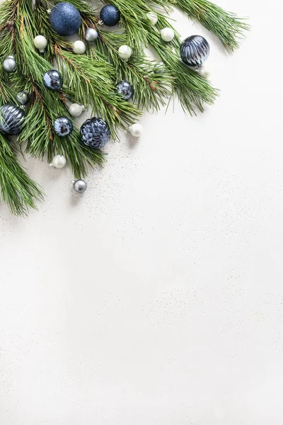 배경에 전나무 상록수 가지가 크리스마스 프레임 공간이 Xmas Vertical Greeting — 스톡 사진