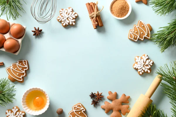 Marco Vacaciones Galletas Navidad Con Ingredientes Para Cocinar Sobre Fondo —  Fotos de Stock