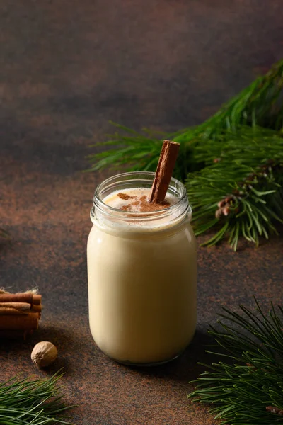 Weihnachten Eierlikör Getränk Einmachglas Gewann Braunen Hintergrund Vertikales Format Nahaufnahme — Stockfoto