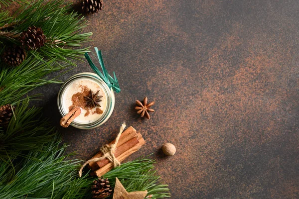 Weihnachts Eierlikör Mit Zimt Und Anis Auf Braunem Hintergrund Ansicht — Stockfoto
