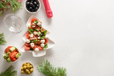 Noel ağacı şeklinde Tatil Caprese salatası köpüklü şarap ve Noel partisi için farklı atıştırmalıklar. Yukarıdan görüntüle.