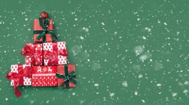 Alternatif Noel ağacı, yeşil arka planda Noel hediyeleri. Boks günü. Tebrik kartı. Mutlu yıllar..