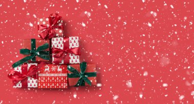 Kırmızı renkteki Noel ağacı gibi kırmızı hediyeler.