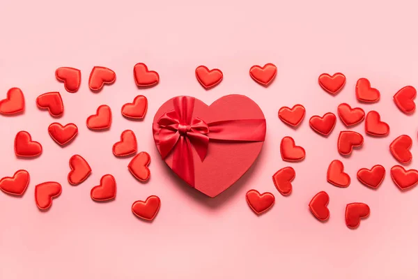 Valentijnsdag concept met rode dozen en hartjes op roze. — Stockfoto